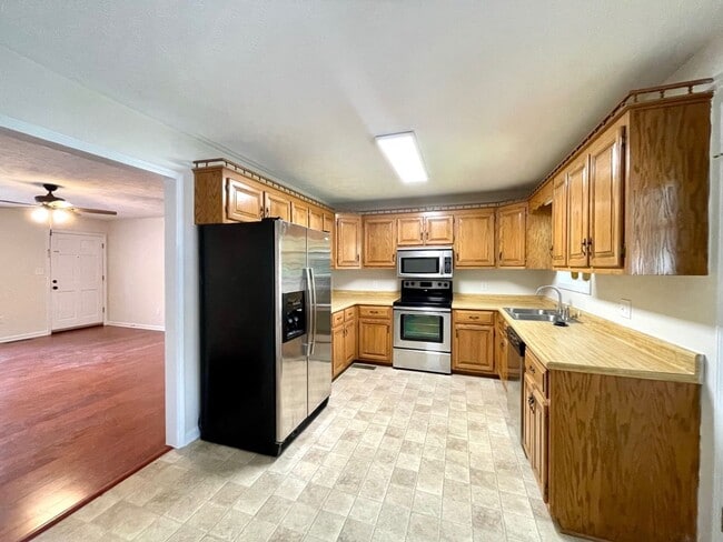 Building Photo - *Reduced Rent* Home Sweet Home