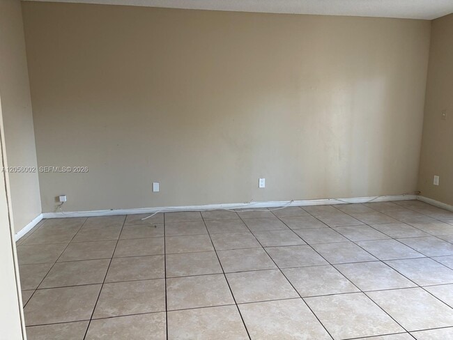 Building Photo - 6541 SW 41st Ct