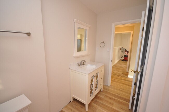 Building Photo - House in Benton City Limits