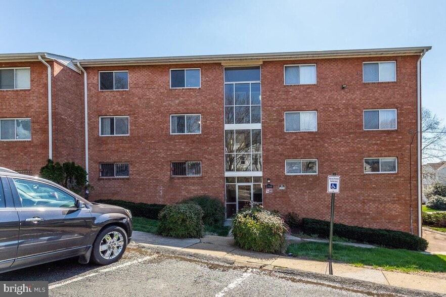 Building Photo - 2500 Markham Ln
