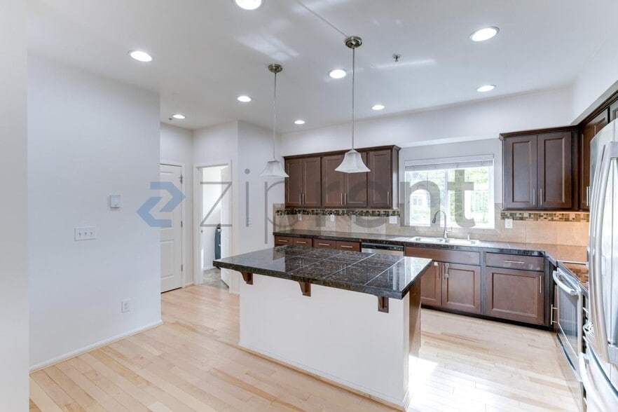 Building Photo - Unit 101