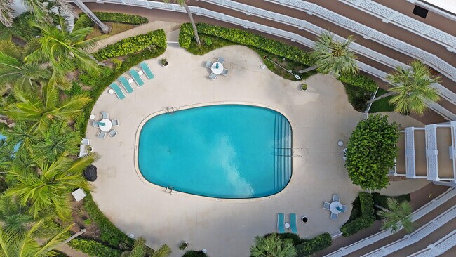 Building Photo - 2850 S Ocean Blvd