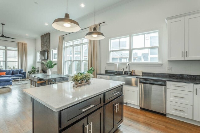 Building Photo - 1494 Madison St