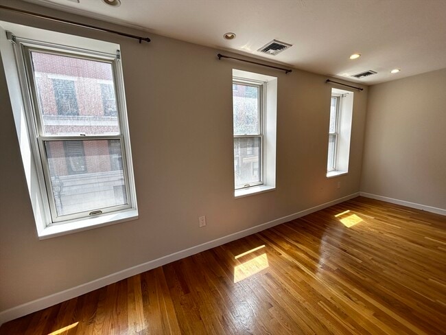 Building Photo - 5 Grove St