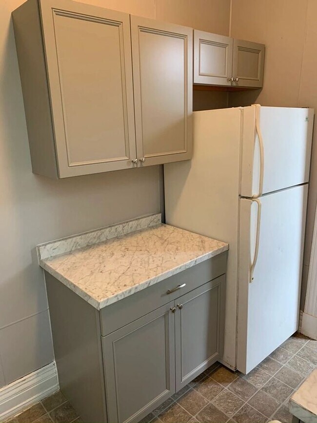 Building Photo - Stress-Free Stay: All-Inclusive Apartment Steps from Hospital