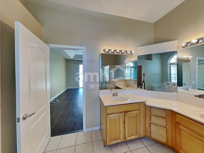Building Photo - 13712 Lakes Way