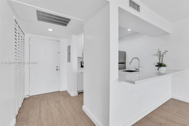 Building Photo - 8160 Geneva Ct