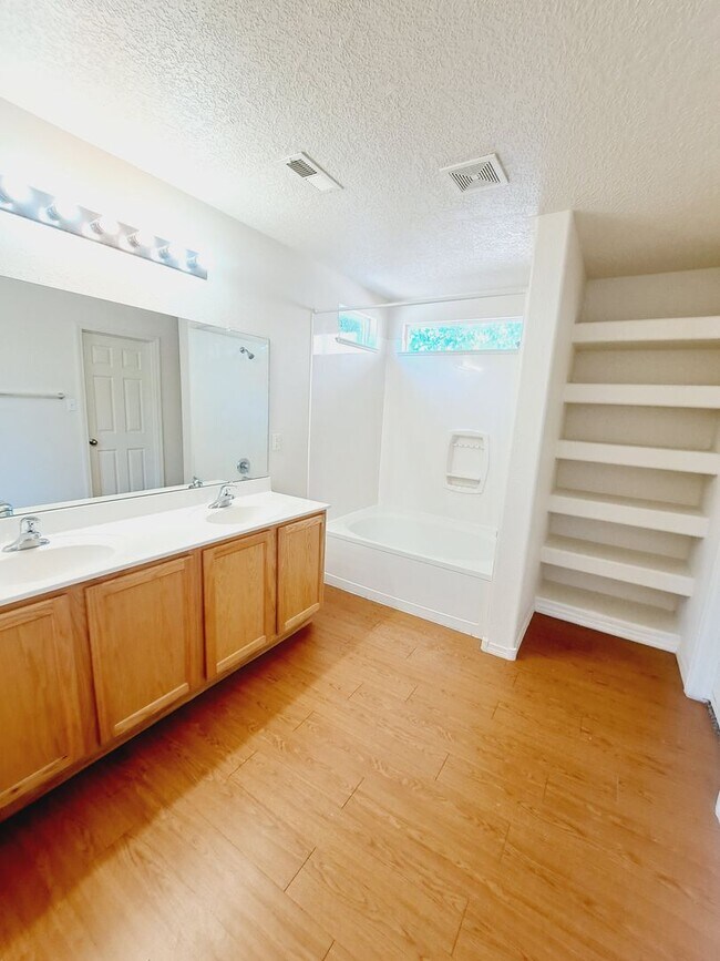 Building Photo - 3 bed 2 bath home in Huning Ranch!