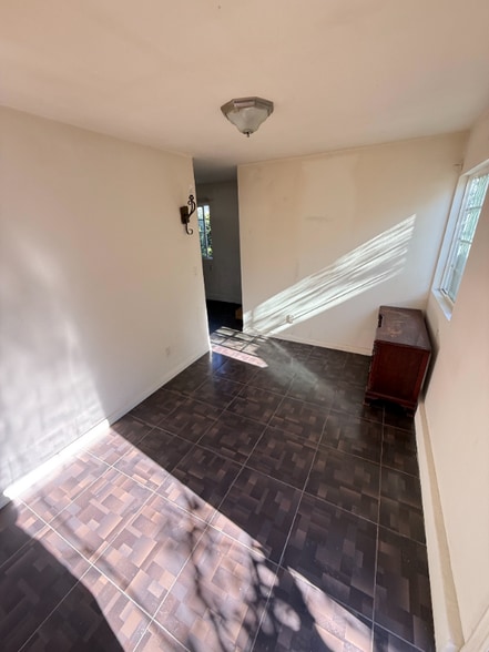 Building Photo - 1311 S Ross St