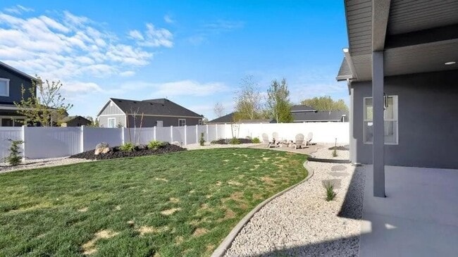 Building Photo - Beautiful Custom Home!