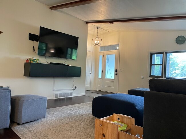 Building Photo - 1721 N High Point Rd