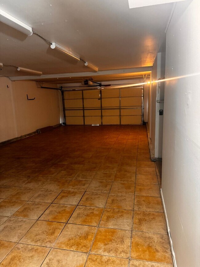 Building Photo - 204 Adams St