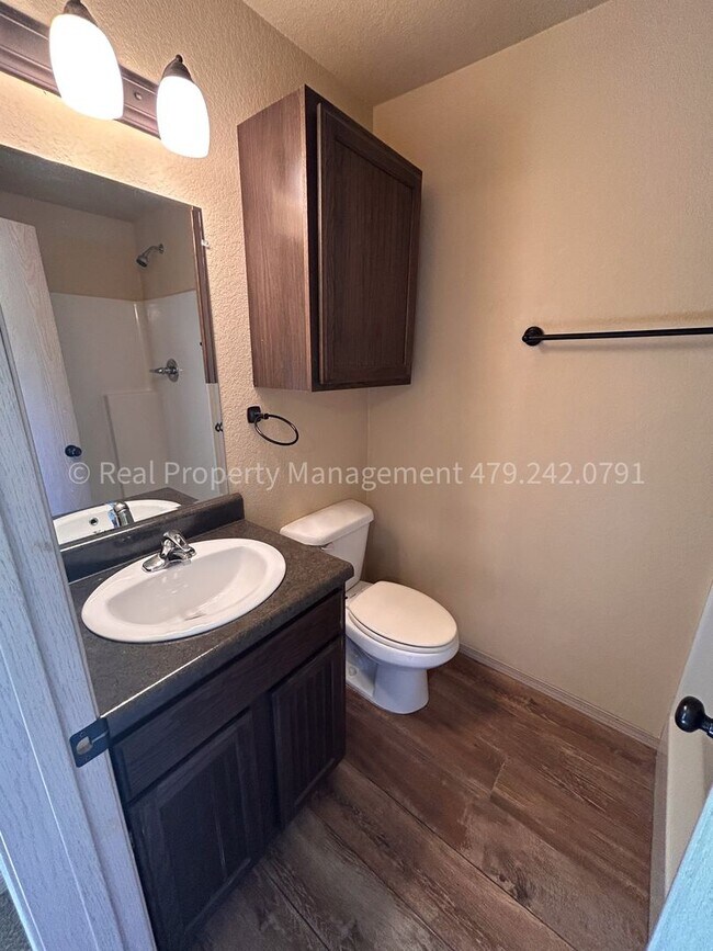 Building Photo - MOVE IN SPECIAL! HALF OFF MOVE IN RENT! Re...