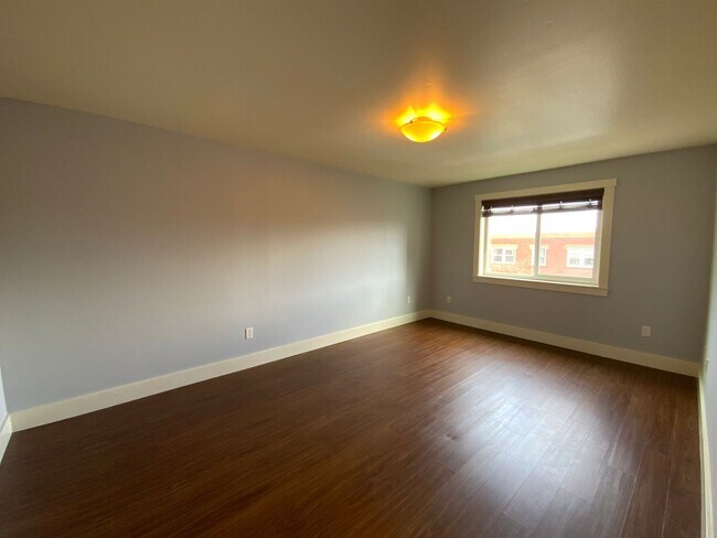 Building Photo - *** RENT SPECIAL 50% off MAY RENT*** Beautiful & Spacious Condo in the Heart of Tacoma