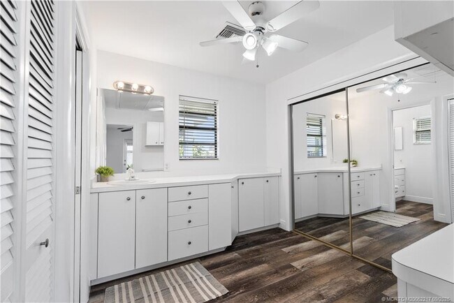 Building Photo - 1229 SW Dyer Point Rd