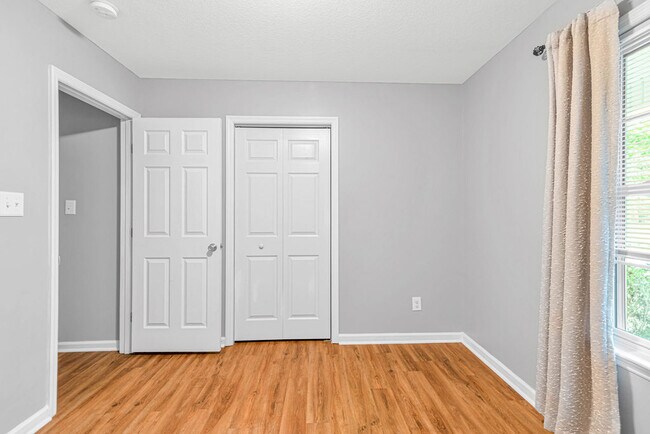 Building Photo - 174 Live Oak Dr