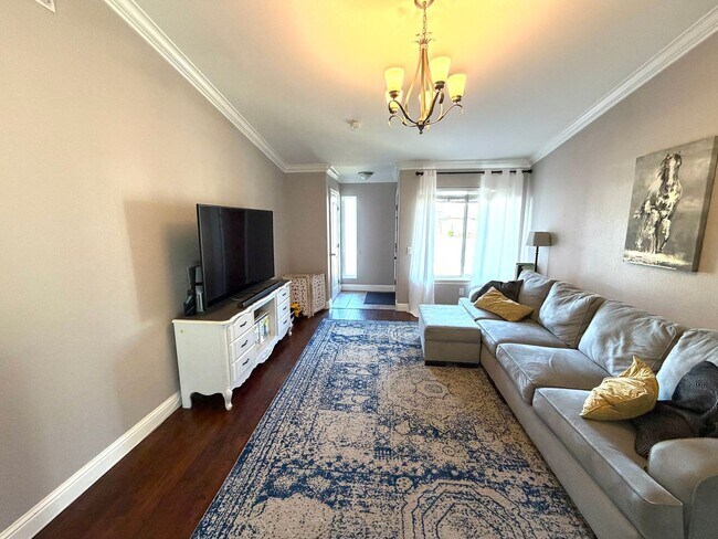 Building Photo - Desirable Home in Lincoln Village – A must see!