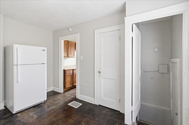 Building Photo - 37-37 S Sherman Dr