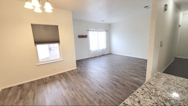 Building Photo - Great Near North Valley Home! No carpet! O...