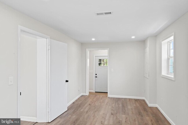 Building Photo - 5004 Barnaby Ln