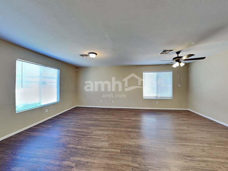 Building Photo - 5020 E Butterweed Dr