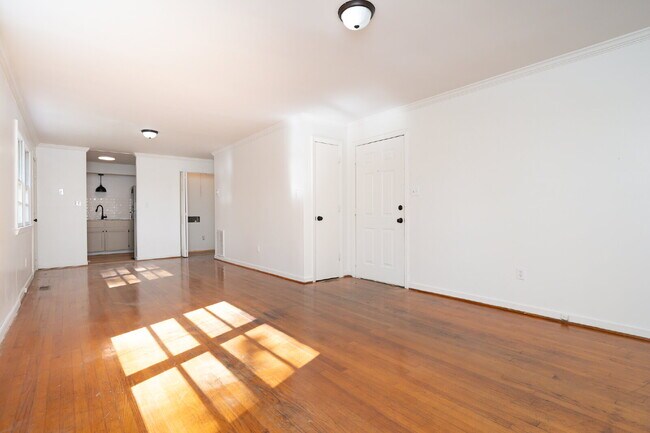 Building Photo - 2 Bed / 1 Bath Bottom Unit Duplex Convenient Spartanburg Location with Modern Features $1000/mo rent