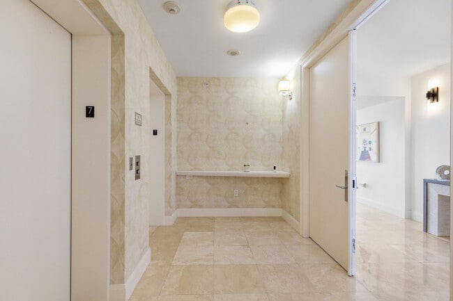 Building Photo - 20201 E Country Club Dr