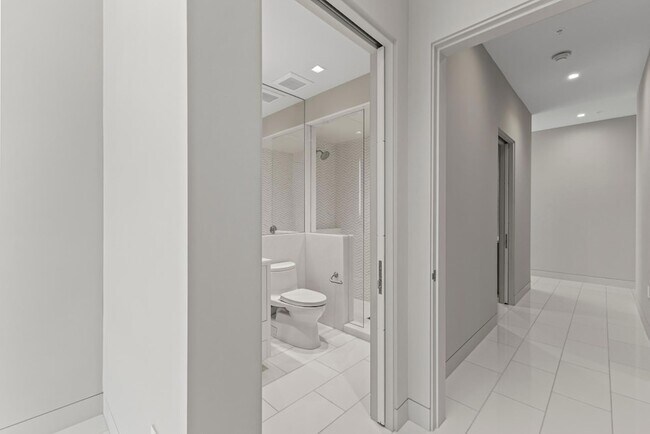 Building Photo - 6587 N Palmeraie Blvd