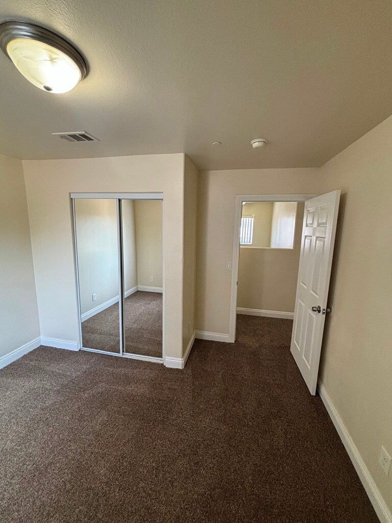 Building Photo - 204 W 78th St