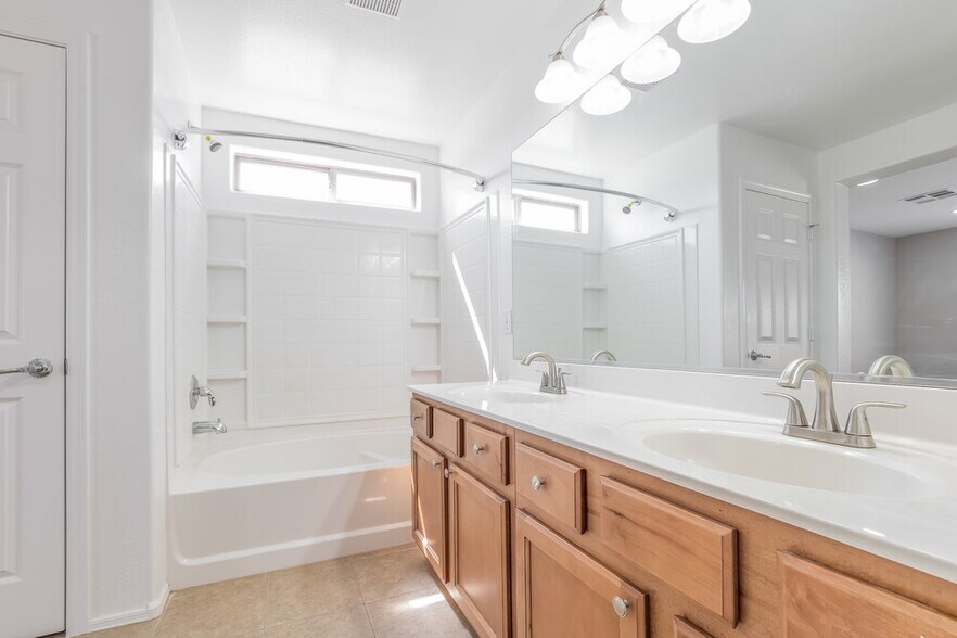 Building Photo - 2026 S Swan Dr