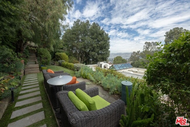 Building Photo - 6835 Pacific View Dr