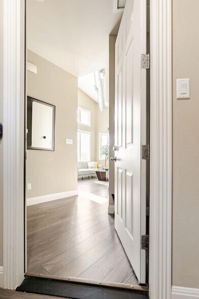 Building Photo - 805 The High Rd