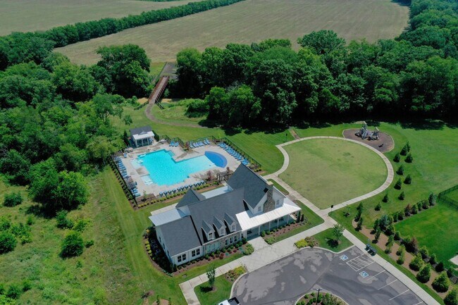 Building Photo - Luxurious 5 Bedroom, 3 Bathroom Home in Mc...