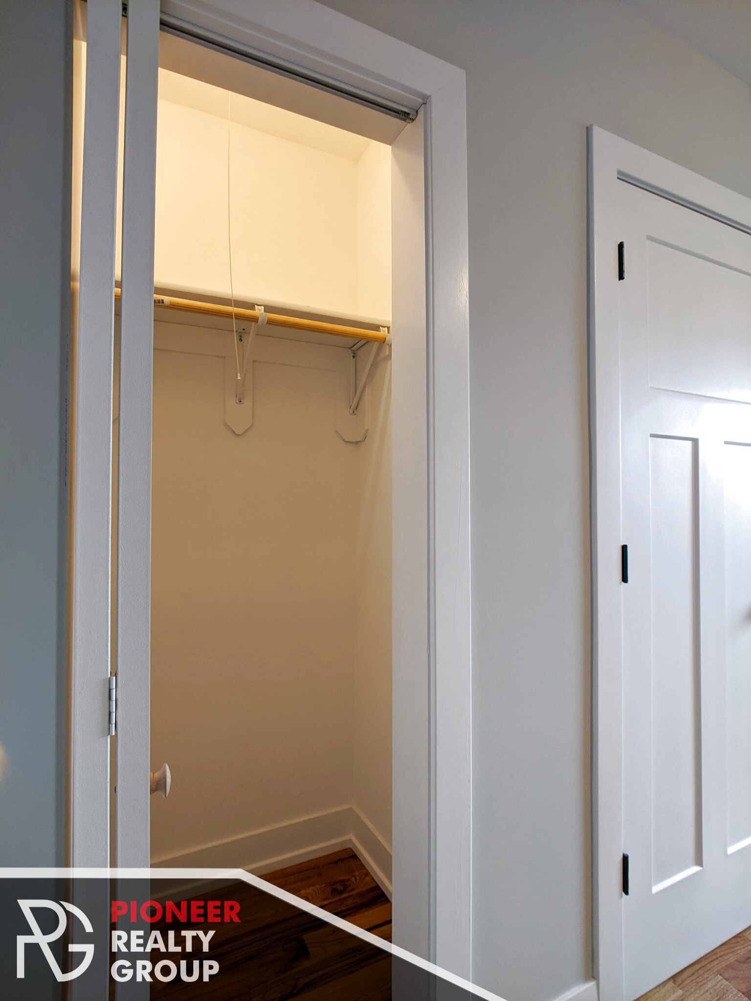 Building Photo - 560 W Arlington