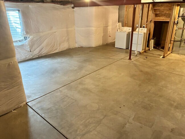 Building Photo - Great Location! Attractive 3 Story Condo