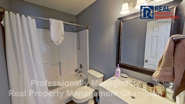 Building Photo - Charming 2BD/2 BA End Unit Townhouse w/Fireplace and Fenced Backyard