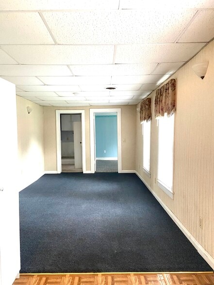 Unfurnished living room. - 76 N Main St