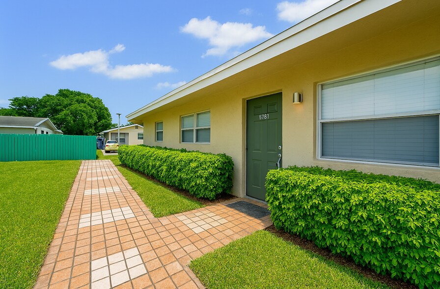 Building Photo - Waterford Villas - 551 Kathy Ct Margate, FL 33068