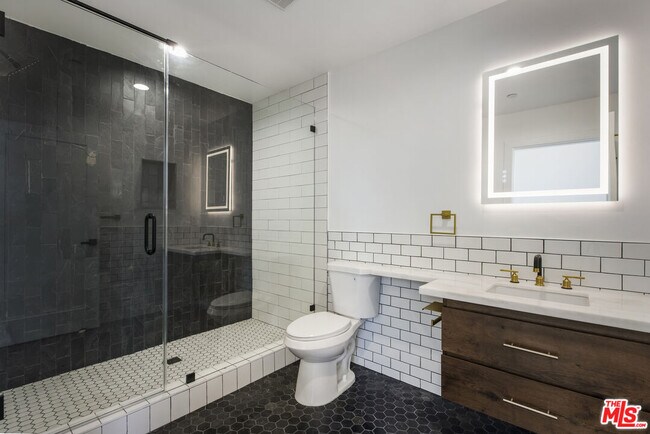 Building Photo - 2651 Vineyard Ave