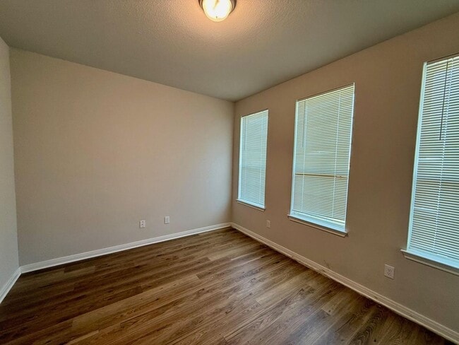 Building Photo - Modern 3 Bed, 2 Bath + Office