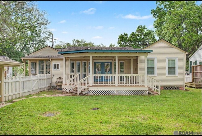 Building Photo - Vintage 3 Bedroom Home in historic University Gardens near LSU Lakes!