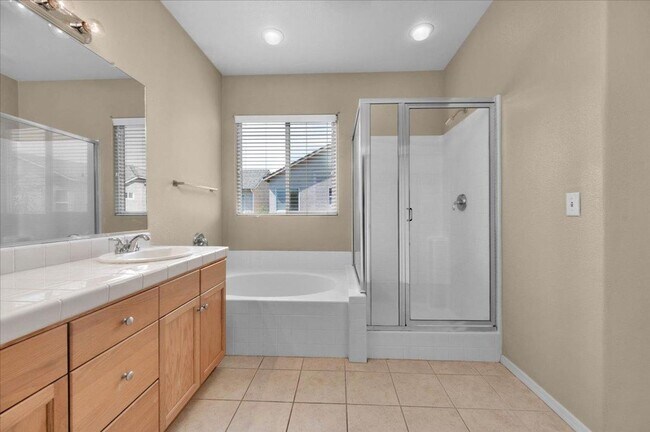 Building Photo - Spacious 4 Bedroom Home in North Clovis Gated Community