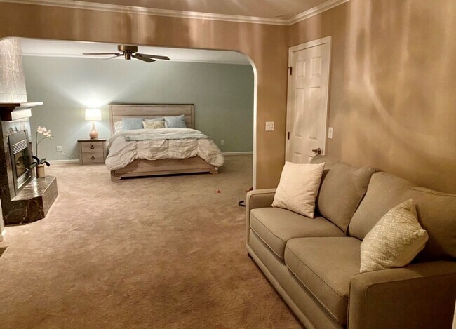 Building Photo - Lake Front Furnished Home, 3 bed, 4 bath i...