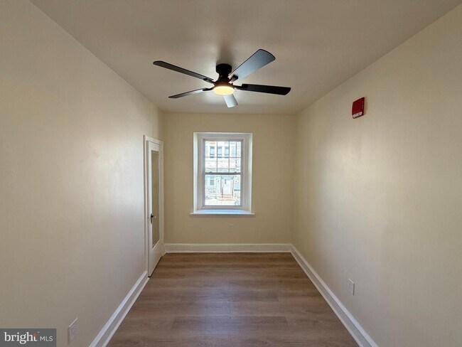 Building Photo - 1651 W Grange Ave