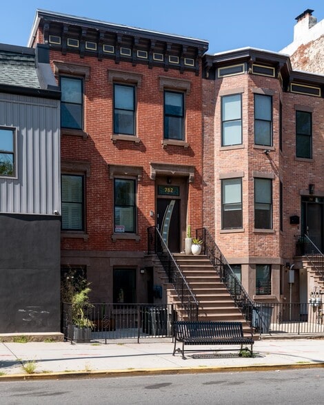 Building Photo - 782 Grand St