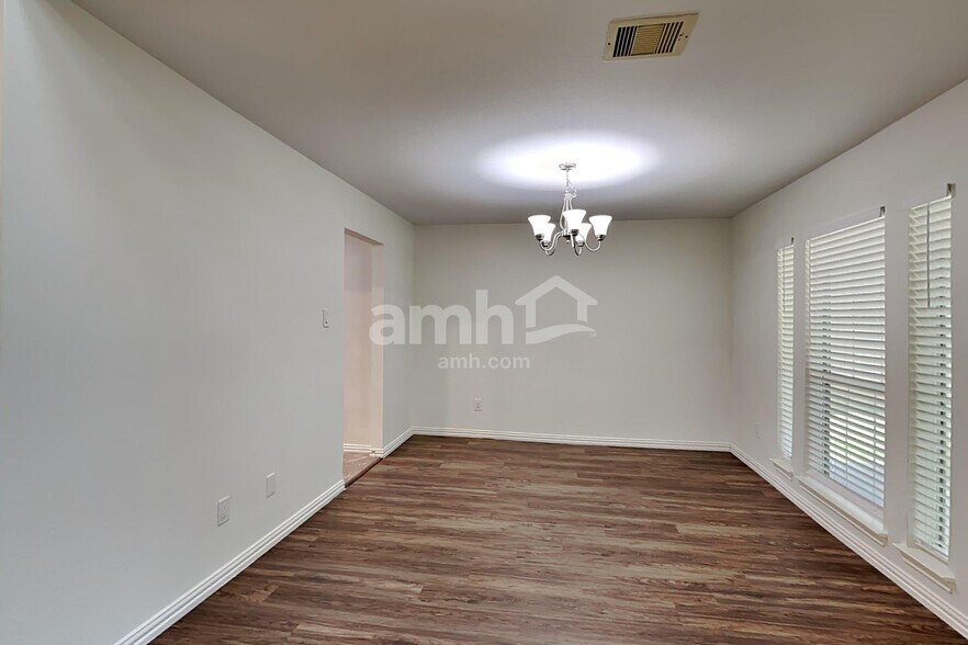 Building Photo - 26949 Carriage Manor Ln