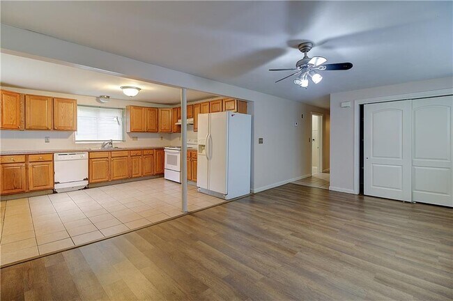 Building Photo - 499 Farmington Ave