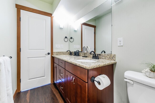 Building Photo - Lincoln Square Townhomes