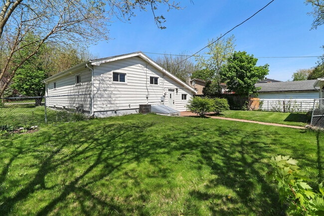 Building Photo - 1515 N Pleasant Dr