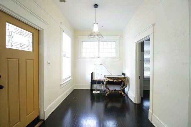 Building Photo - 834 E University Ave